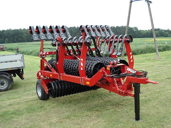 Traktory a poľnohospodárske stroje