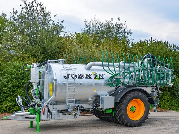 Traktory a poľnohospodárske stroje