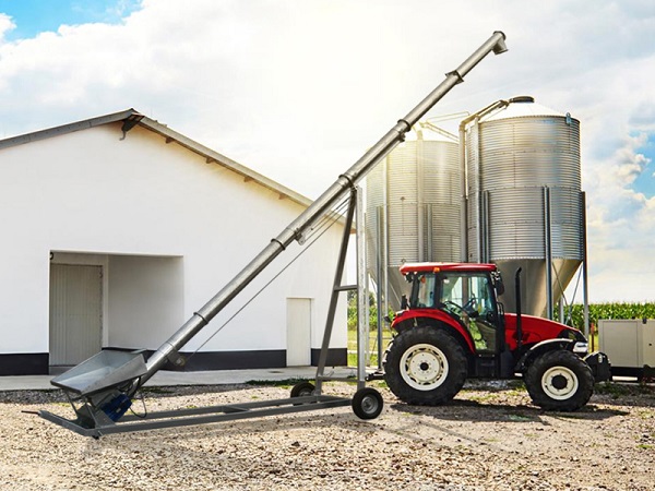 Traktory a poľnohospodárske stroje