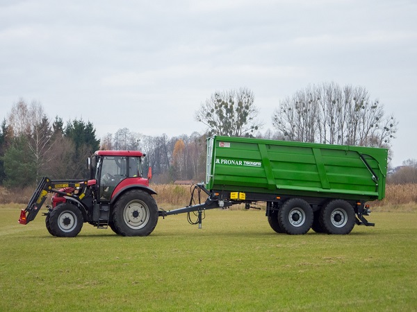 Traktory a poľnohospodárske stroje