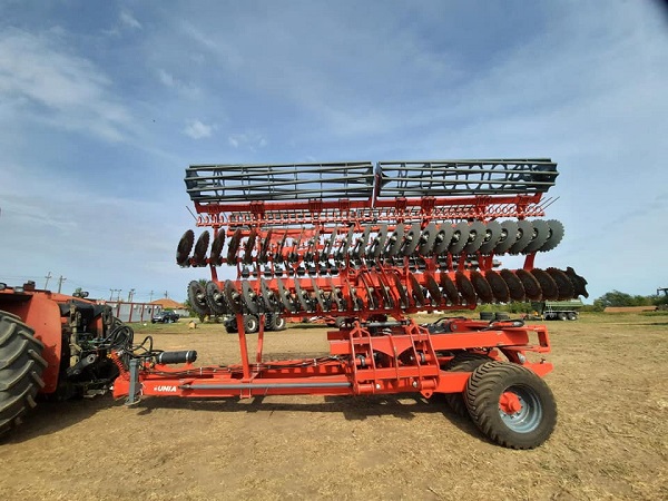 Traktory a poľnohospodárske stroje